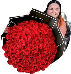 Imponente Composizione di 100 Rose Rosse Big. Varietà di Prima Scelta con Verde Misto Decorativo di Stagione in Raffinata Confezione a Tono