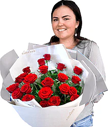 Elegante Composizione di 24 Rose Rosse Frasche Big. Varietà di Prima Scelta con Verde Misto Decorativo di Stagione in Raffinata Confezione a Tono