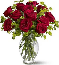 Dodici Rose Rosse Big di Prima Scelta con Verde Decorativo di Stagione in Elegante Confezione a Tono. Il numero perfetto per Tue occasioni romantiche.