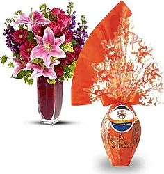 Bouquet dai toni caldi con uovo di Pasqua