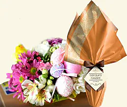 Uovo di Pasqua con Centrotavola di Fiori misti e verde decorativo