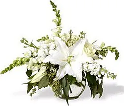 Bouquet funebre di gigli o lilium, roselline e fiori misti dai toni chiari