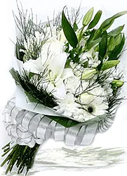 Fascio Funebre di Gigli o Lilium e Fiori Misti dai toni Bianchi, confezionato con Verde decorativo di stagione