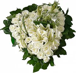 Cuore funebre di rose, gigli o lilium e fiori misti dai toni chiari