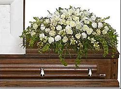 Cuscino funebre di rose, gigli o lilium, garofani e fiori misti dai toni chiari