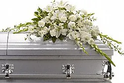 Cuscino funebre di gigli o lilium e fiori misti dai toni chiari