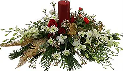 Centrotavola natalizio di rose e fiori misti dai toni bianchi e rossi