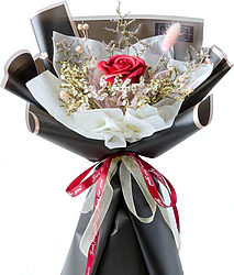 Rosa Rossa Stabilizzata a Stelo Lungo di Alta Qualità. 100% Vera ed Eterna in Elegante Confezione di Pregio Misto Tessuto con Verde Decorativo<br>🎁 <strong>Abbina i Vasi Inclusi Disponibili»</strong>