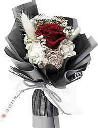 Bellissima Rosa Rossa Stabilizzata a Stelo Lungo 100% Vera ed Eterna di Alta Qualità. Composione Realizzata  Mano in Elegante Confezione a Tono con Verde Decorativo