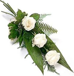 Fascio Funebre di 3 rose Bianche in Elegantamente Confezionate con Verde Decorativo